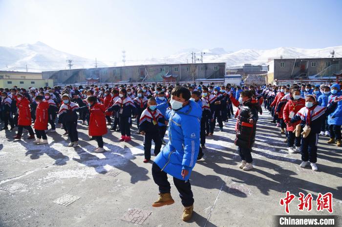 圖為學(xué)生跳起歡快的藏族舞蹈迎接新學(xué)期?！●R銘言 攝