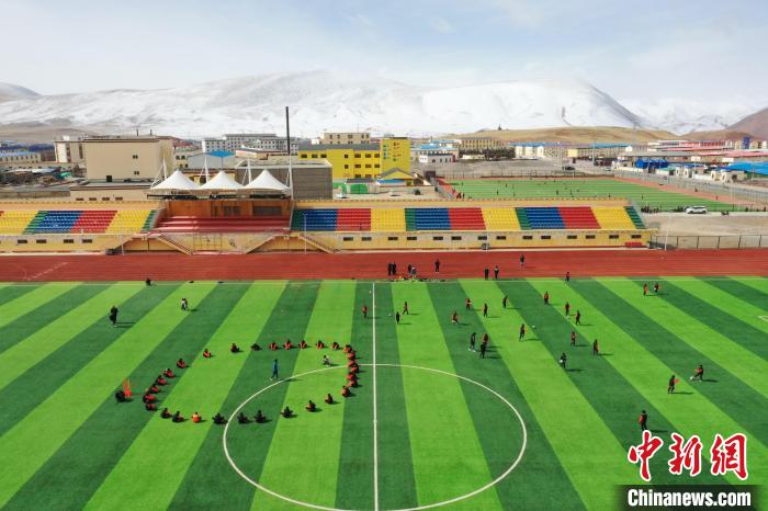 航拍曲麻萊縣足球場(chǎng)?！●R銘言 攝