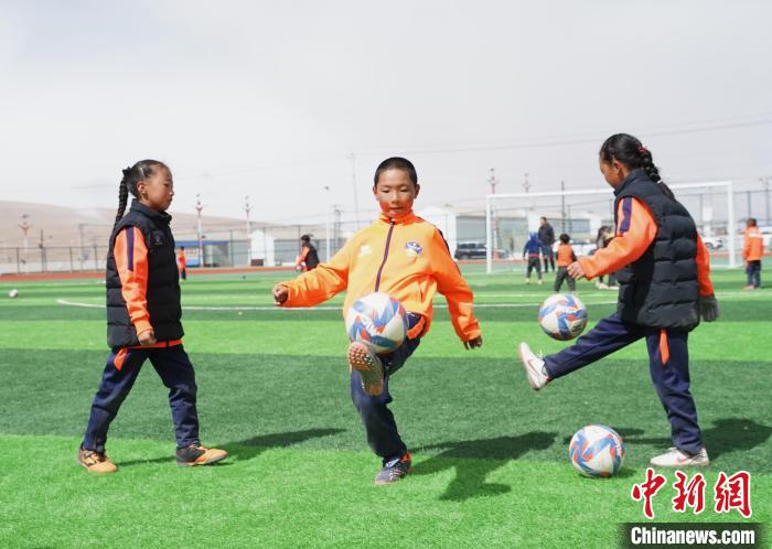 圖為孩子們進行顛球訓(xùn)練。　馬銘言 攝