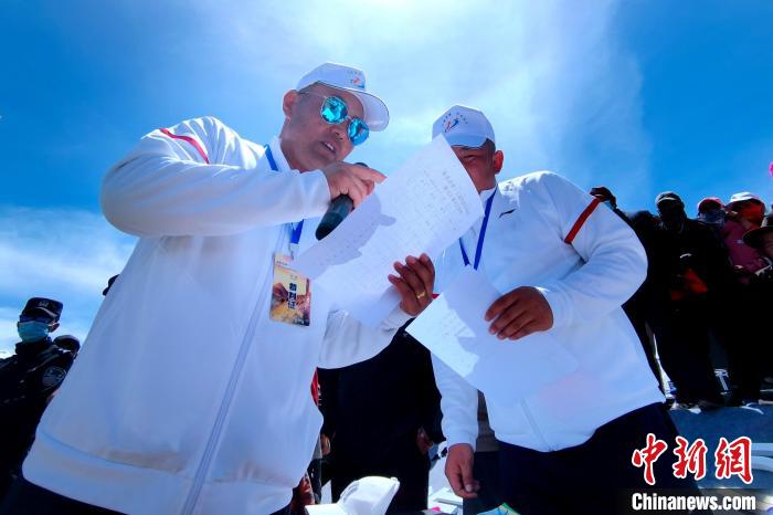 圖為裁判員統(tǒng)計牧民運動項目比賽成績?！±铍h 攝