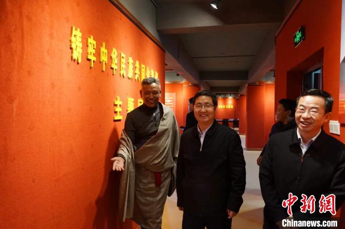 資料圖為參觀鑄牢中華民族共同體意識(shí)主題展?！『F龍 攝