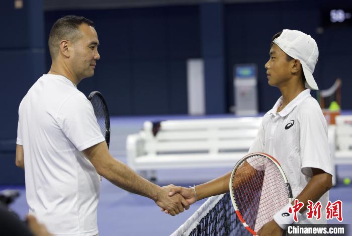 闊別兩年后，王發(fā)(右一)和王育喜(左一)再握手。　黃迪燊 攝