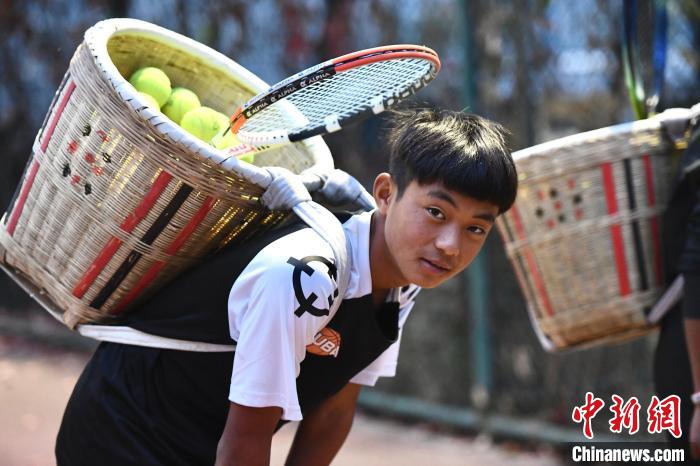 圖為“背簍少年”王發(fā)正在廊坊市體育館網(wǎng)球訓(xùn)練中心進(jìn)行訓(xùn)練。　鄭晨子 攝