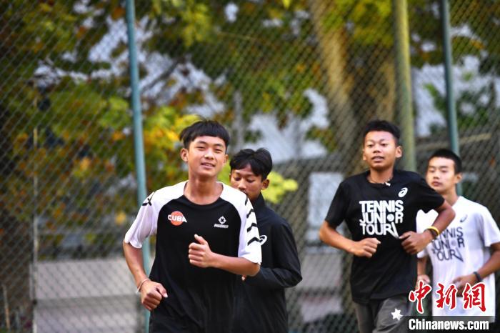 圖為王發(fā)和隊(duì)友們進(jìn)行體能訓(xùn)練?！∴嵆孔?攝