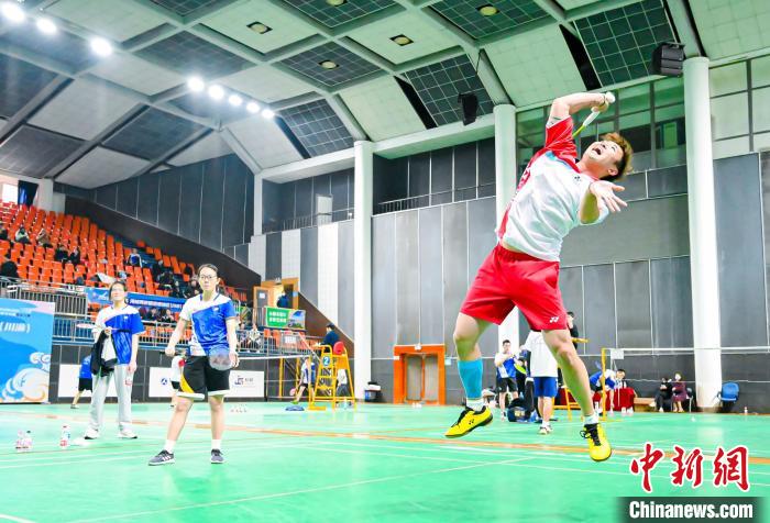 海峽兩岸暨港澳地區(qū)(川渝)青年羽毛球邀請賽在渝揮拍