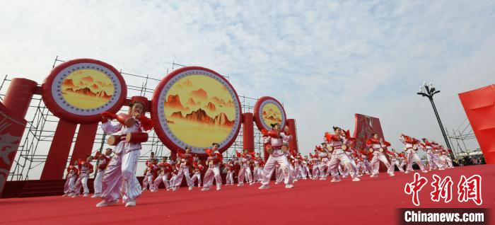 圖為山西翼城花鼓展演?！×赫赵?攝