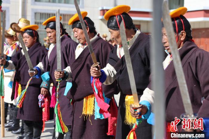 圖為藝人們手持藏刀表演加麻百·甲江?！愔闈扇?攝