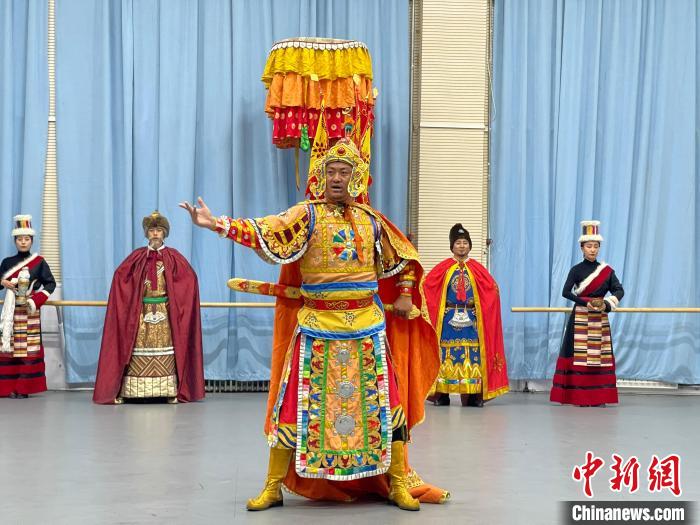 圖為格薩爾劇展演。　巷欠才讓 供圖