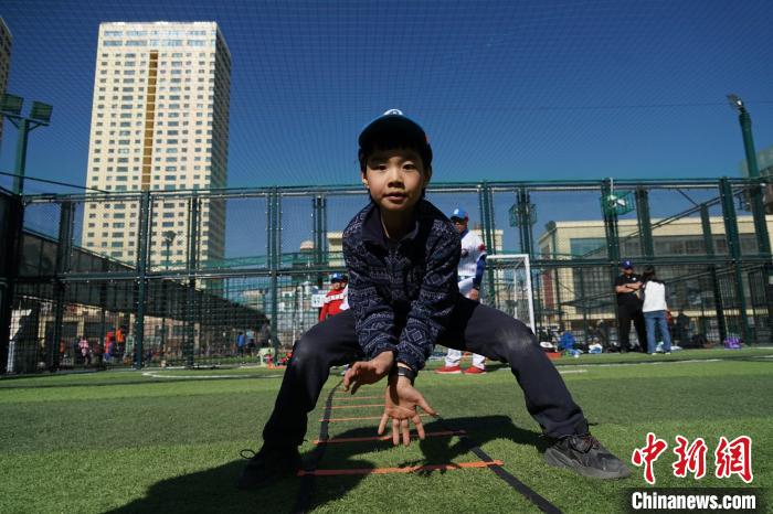 圖為小棒球手進(jìn)行接球動(dòng)作訓(xùn)練?！●R銘言 攝