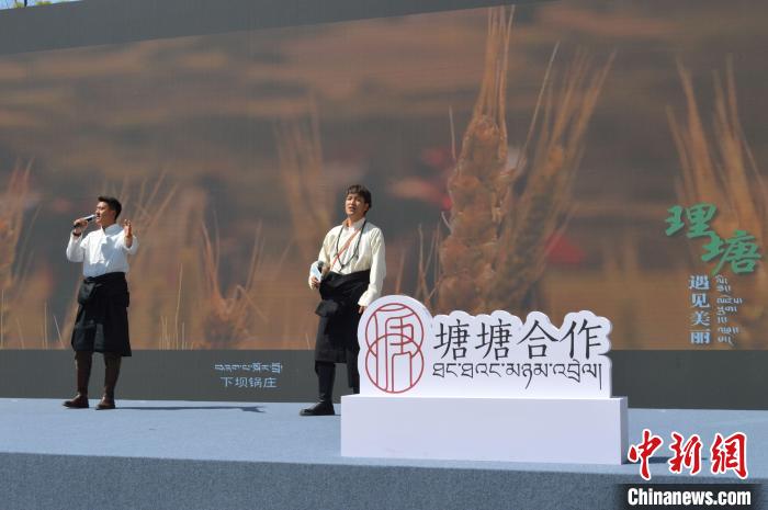 “康巴漢子”現(xiàn)場獻(xiàn)唱?！≈炝杞?攝