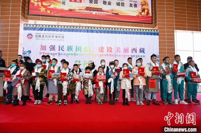 圖為部分獲獎學(xué)生合影。　趙朗 攝