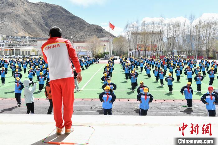 圖為學(xué)生在跳繩教練齊景龍的指導(dǎo)下做準(zhǔn)備運(yùn)動(dòng)?！∝暩聛硭?攝