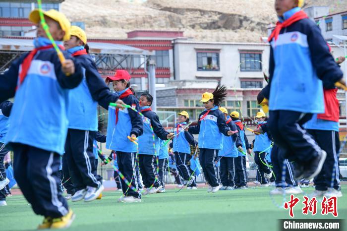 圖為學(xué)生正在練習(xí)跳繩?！∝暩聛硭?攝