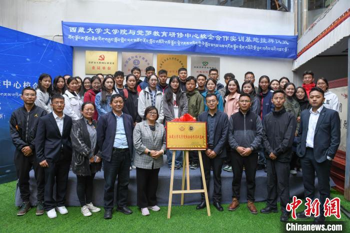 圖為揭牌儀式上合影?！∝暩聛硭?攝