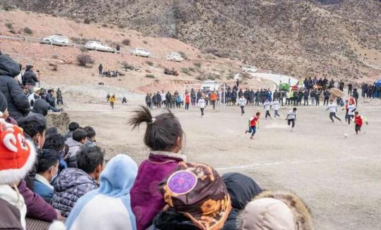 西藏昌都:“云中球場(chǎng)”上的藏東小鎮(zhèn)足球賽