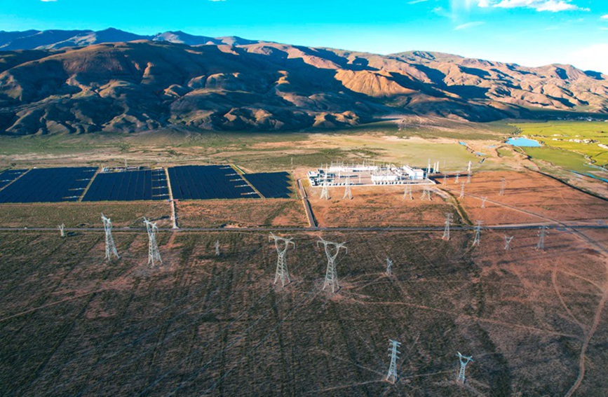 阿里與藏中電網(wǎng)聯(lián)網(wǎng)工程和沿線光伏電站。趙清鵬攝