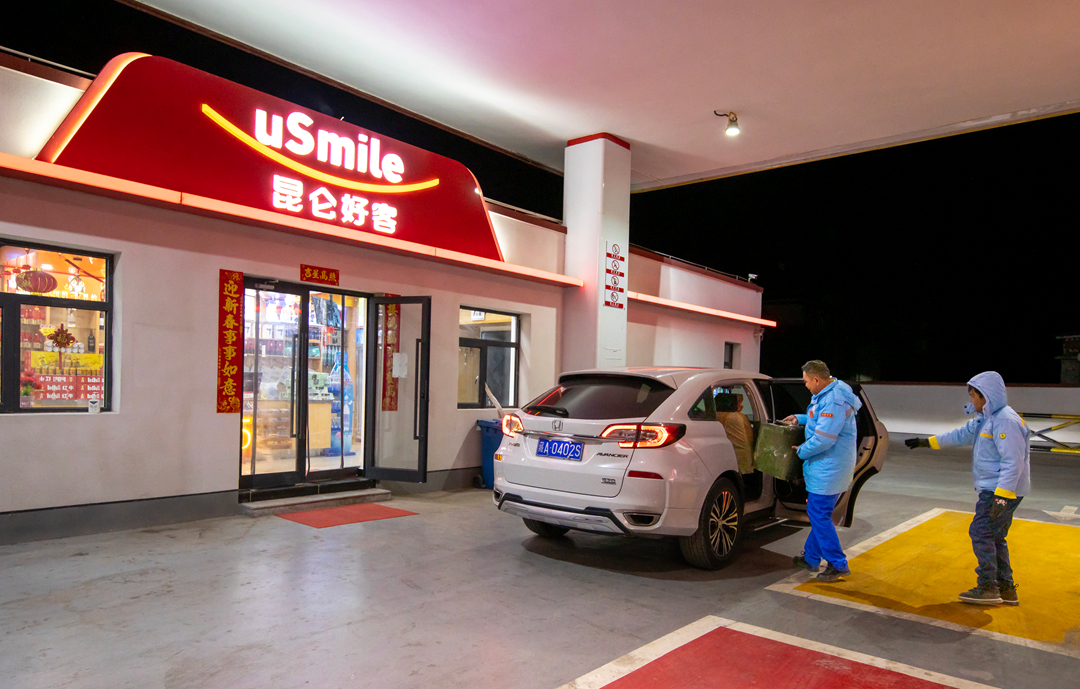 雙湖加油站經理索旺（左）與員工桑珠踏上救援路。呂殿杰攝