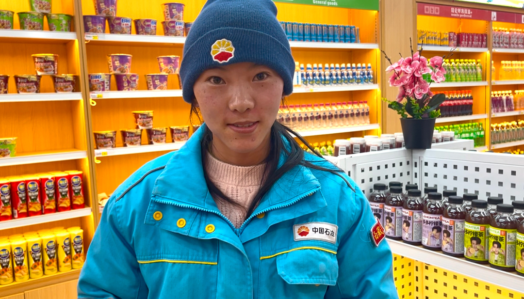 00后員工桑旦卓瑪在便利店值班。呂殿杰攝