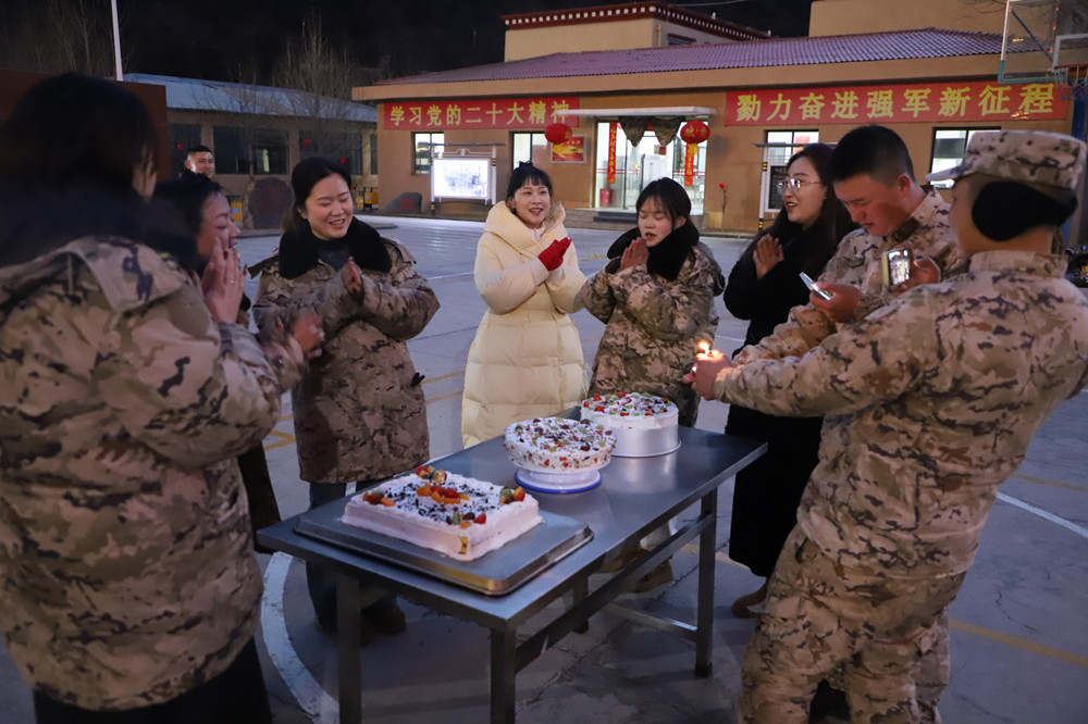 支隊(duì)為來(lái)隊(duì)家屬過(guò)集體生日?；粢綌z