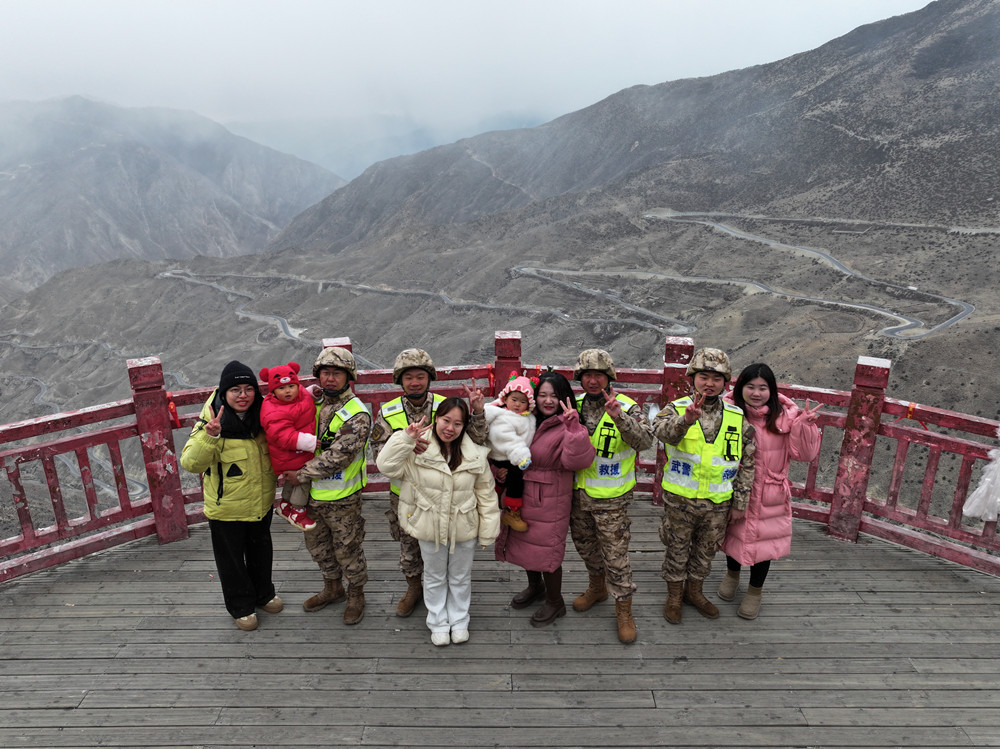 支隊(duì)組織家屬隨隊(duì)養(yǎng)護(hù)體驗(yàn)丈夫工作。何眾攝