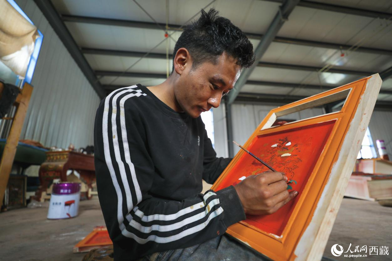 學(xué)員在木料上進行圖繪工作