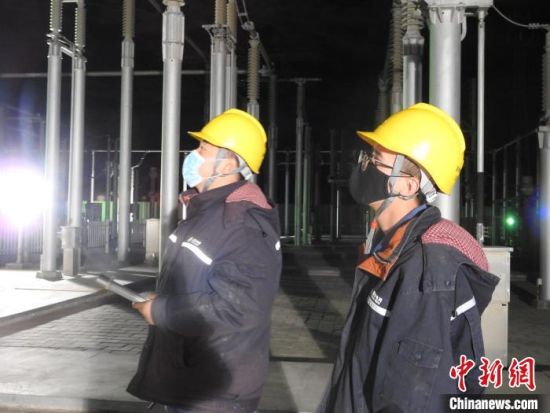 圖為5月10日凌晨，國網(wǎng)青海檢修公司柴達木換流站運維人員在進行柴拉直流系統(tǒng)停電操作?！∫杂?攝