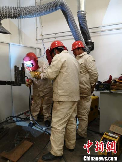 圖為學員正在進行電焊技能學習?！》尔惙?攝