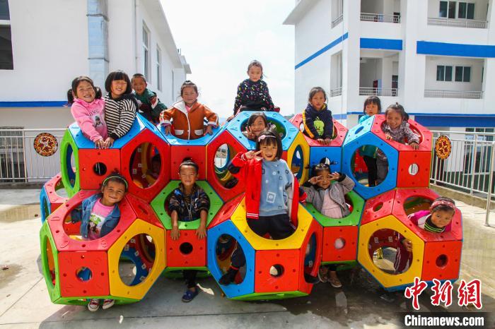 喜德縣一學(xué)校內(nèi)，孩子們露出開(kāi)心的笑容?！柟拍救?攝