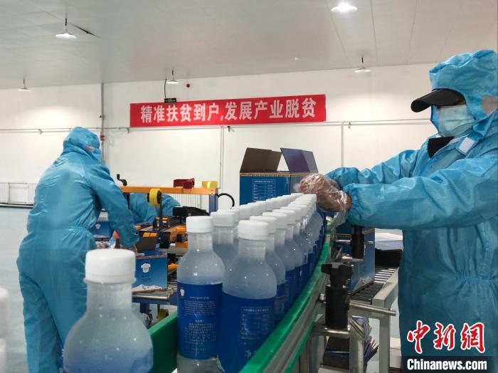 圖為阿里地區(qū)措勤縣某飲用水加工公司，該公司以“基地+公司+貧困民眾”為運(yùn)營模式，帶動(dòng)貧困民眾68戶232人。　謝牧 攝