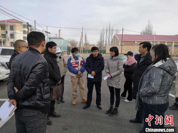 圖為青海大學(xué)工作人員正在現(xiàn)場(chǎng)考察該項(xiàng)目進(jìn)行情況?！±罱瓕?攝