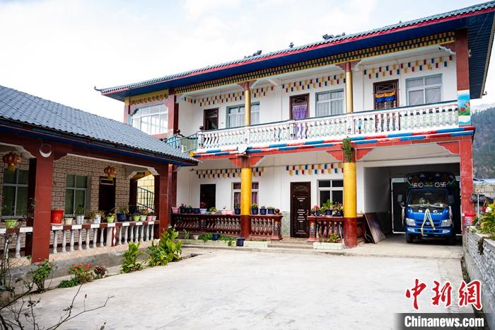 1月30日，嘎腰村，僜人苦梅夏自家的兩層樓房。<a target='_blank' ><p  align=