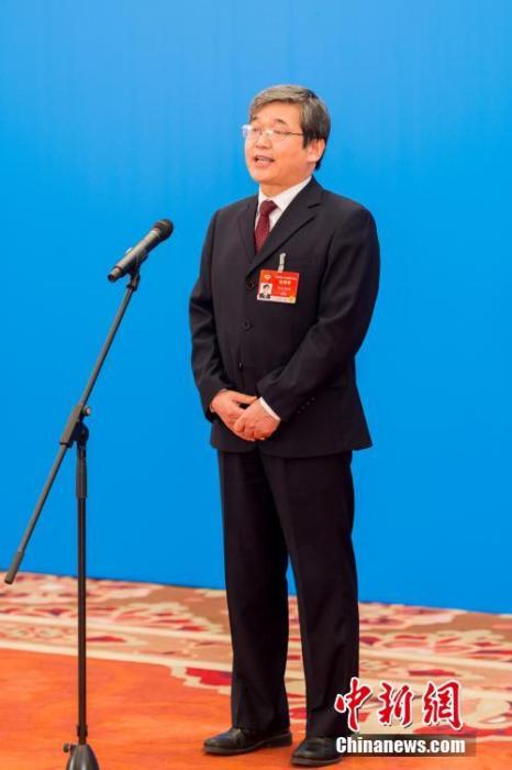 3月10日，全國政協(xié)十三屆四次會(huì)議第三場(chǎng)“委員通道”采訪活動(dòng)在北京人民大會(huì)堂新聞發(fā)布廳舉行。圖為全國政協(xié)委員阿拉坦倉通過網(wǎng)絡(luò)視頻方式接受媒體采訪。<a target='_blank' ><p  align=