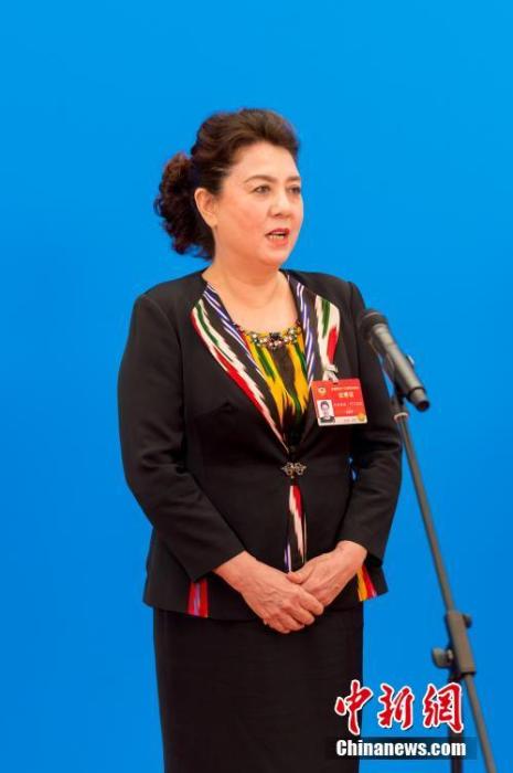 3月10日，全國政協(xié)十三屆四次會(huì)議第三場(chǎng)“委員通道”采訪活動(dòng)在北京人民大會(huì)堂新聞發(fā)布廳舉行。圖為全國政協(xié)委員古麗帕麗·阿不都拉通過網(wǎng)絡(luò)視頻方式接受媒體采訪。<a target='_blank' ><p  align=
