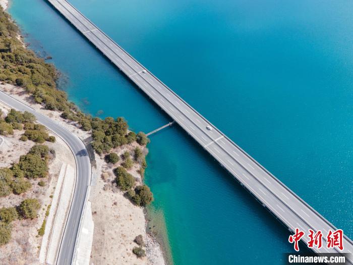 圖為西藏林拉高等級公路多布湖段風(fēng)光?！〗w波 攝
