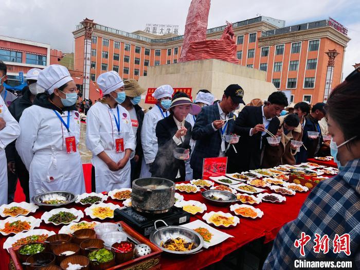 圖為2022年，班戈縣“鄉(xiāng)村振興那曲奮進”廚藝大賽現(xiàn)場。資料圖 那曲市“鄉(xiāng)村振興 那曲奮進”活動辦供圖