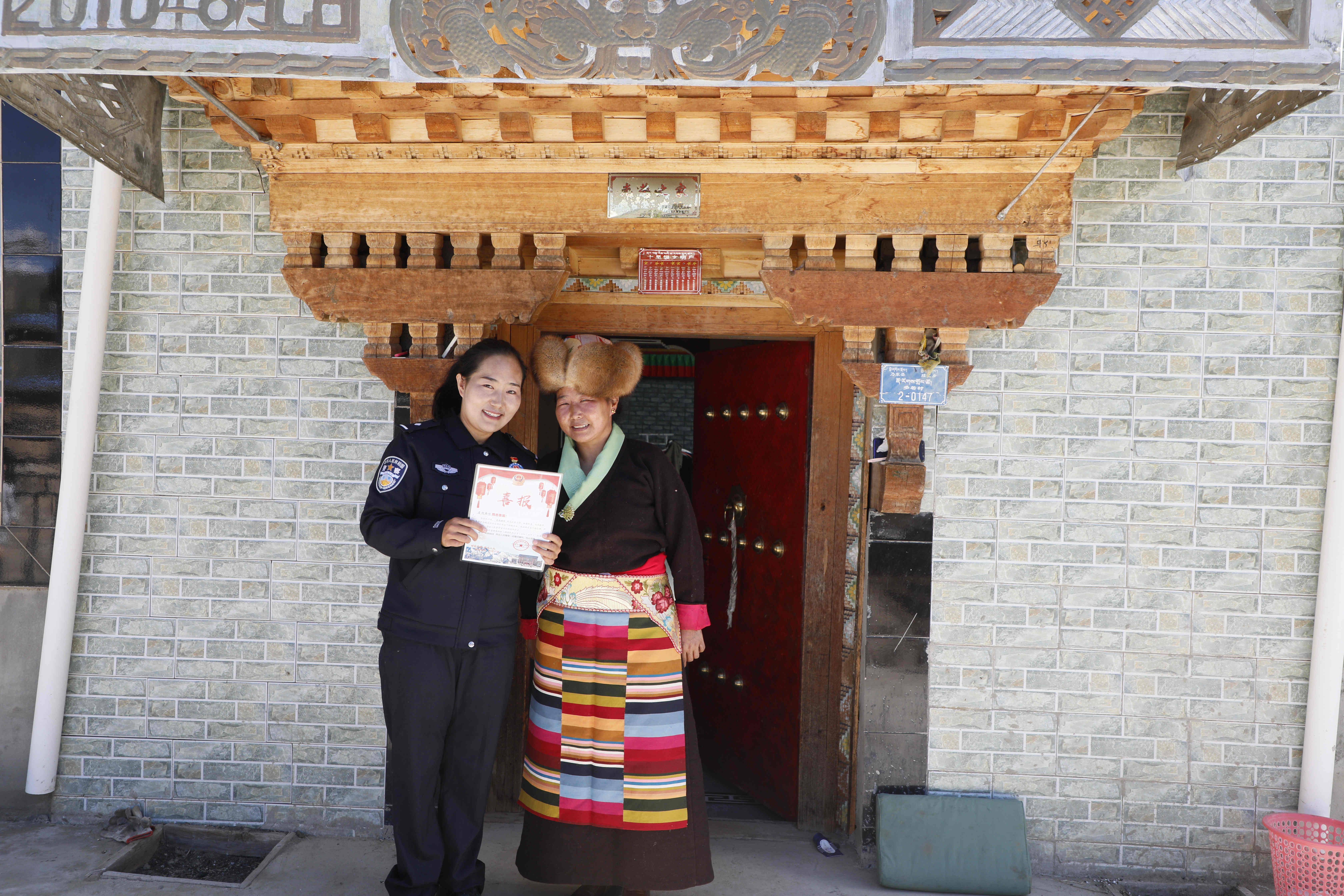 索朗曲珍和母親展示定級(jí)授銜喜報(bào) 應(yīng)俊攝.JPG 索朗曲珍和母親展示定級(jí)授銜喜報(bào) 應(yīng)俊攝.JPG