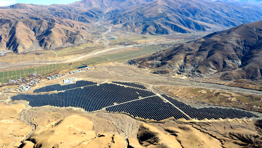 雅魯藏布江畔，光伏“藍?！备采w昔日沙丘。人民網(wǎng)記者 吳雨仁攝