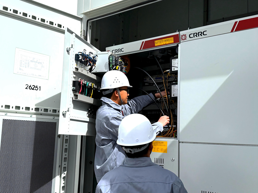 運維人員精細檢修，保障清潔電力穩(wěn)定輸出。人民網(wǎng)記者 吳雨仁攝