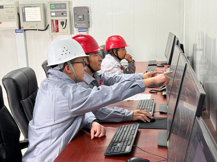 在項目控制室內(nèi)，技術(shù)人員實時監(jiān)測光伏矩陣的運行數(shù)據(jù)與發(fā)電情況。人民網(wǎng)記者 吳雨仁攝
