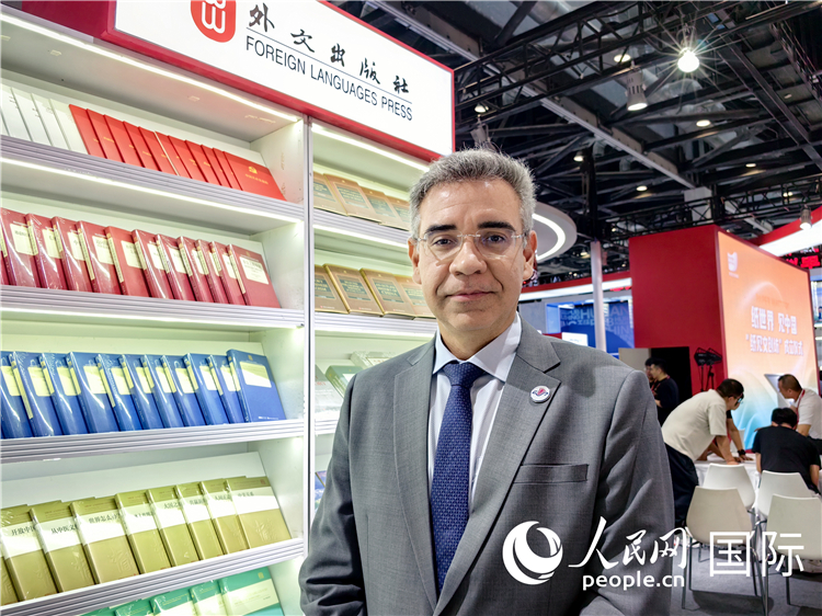 巴西東進出版社社長高文勇接受人民網(wǎng)專訪。人民網(wǎng)記者 符園園攝