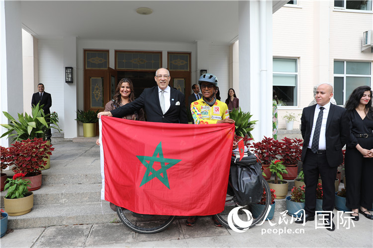 9月6日，摩洛哥駐華大使阿卜杜勒卡迪爾·安薩里在大使官邸舉行儀式，歡迎并招待卡里姆·穆斯塔。人民網(wǎng)記者 王晶攝