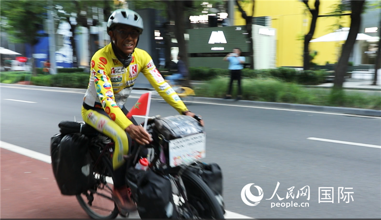 卡里姆·穆斯塔在北京街頭騎行。人民網(wǎng)記者 翟轉(zhuǎn)麗攝