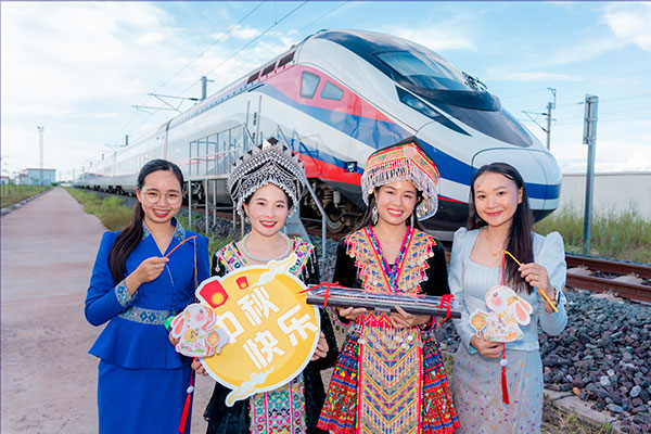 中老鐵路兩國(guó)員工一起參加中秋活動(dòng)。旺·洛拉勒攝