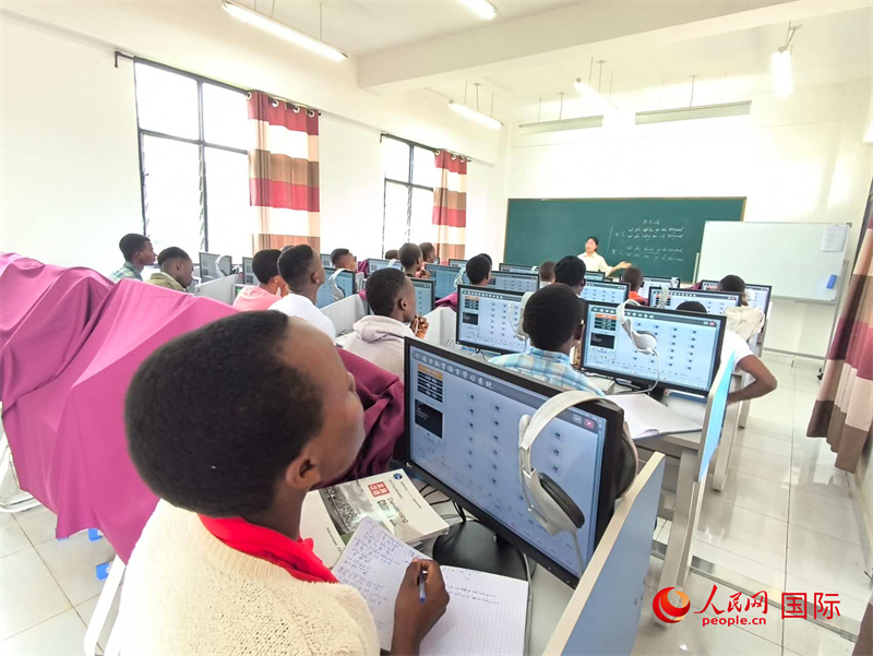 學(xué)生們?cè)谡n堂上認(rèn)真聽(tīng)講。人民網(wǎng)記者 黃培昭攝