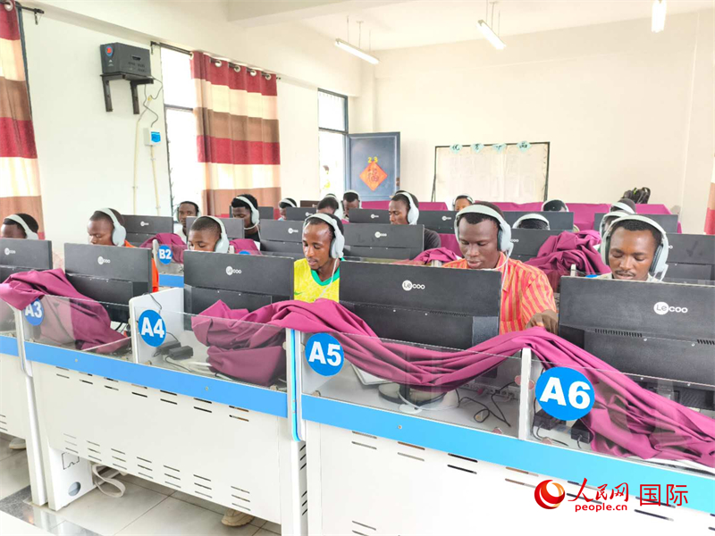 學(xué)生們正在上聽(tīng)力課。人民網(wǎng)記者 黃培昭攝