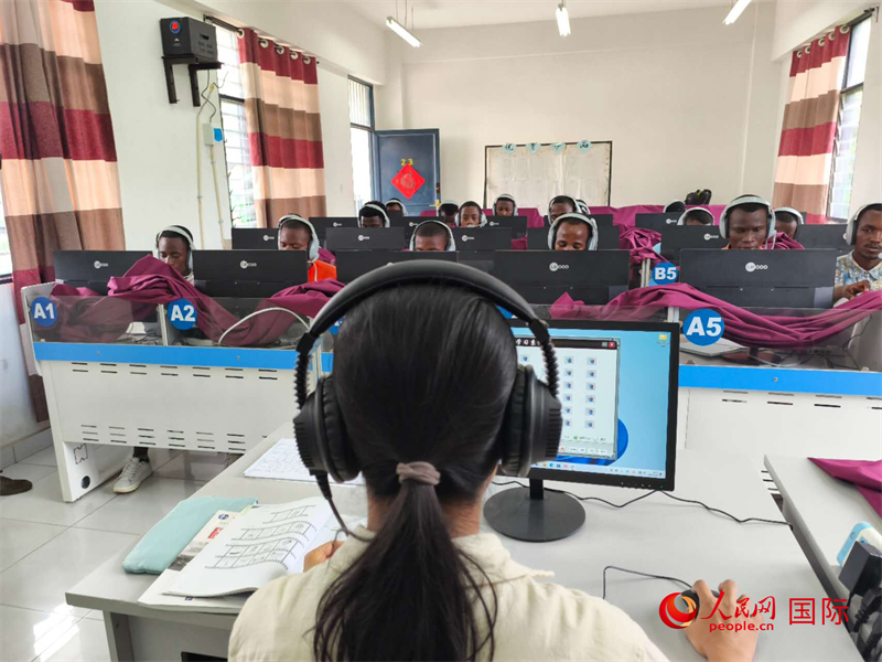 在聽(tīng)力教室內(nèi) 。人民網(wǎng)記者 黃培昭攝