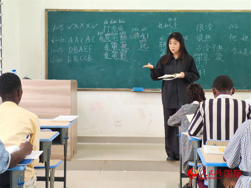 中國(guó)老師在給學(xué)生們講課。人民網(wǎng)記者 黃培昭攝