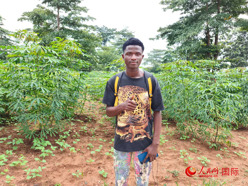 中文系的一位當(dāng)?shù)貙W(xué)生。 人民網(wǎng)記者 黃培昭攝