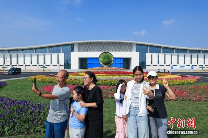 8月31日，天津，市民在2025年上海合作組織峰會(huì)主會(huì)場(chǎng)外自拍。當(dāng)日，2025年上海合作組織峰會(huì)在天津舉行。<a target='_blank' href='/'><p  align=