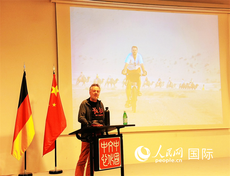 （德國作家福爾克分享其騎行中國的見聞與思考。人民網(wǎng)記者 劉赫攝）
